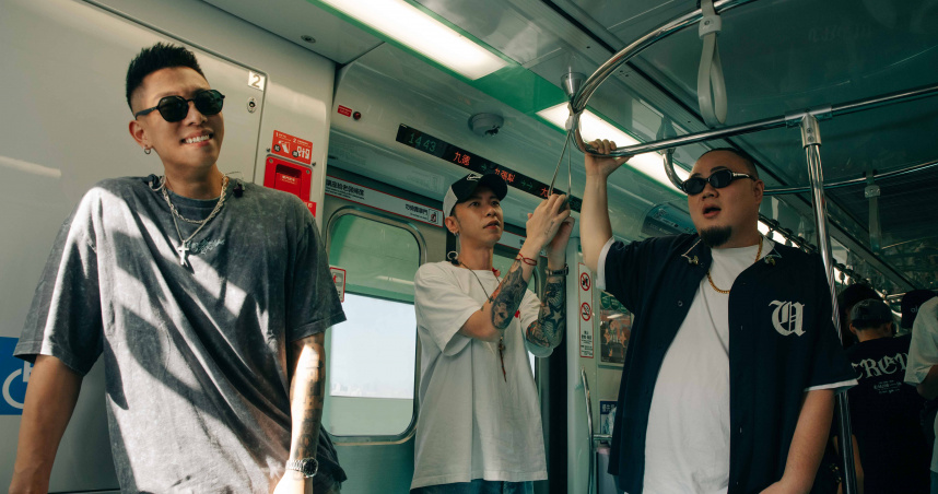 頑童驚喜現身台中捷運　超暖舉動逗樂小女孩