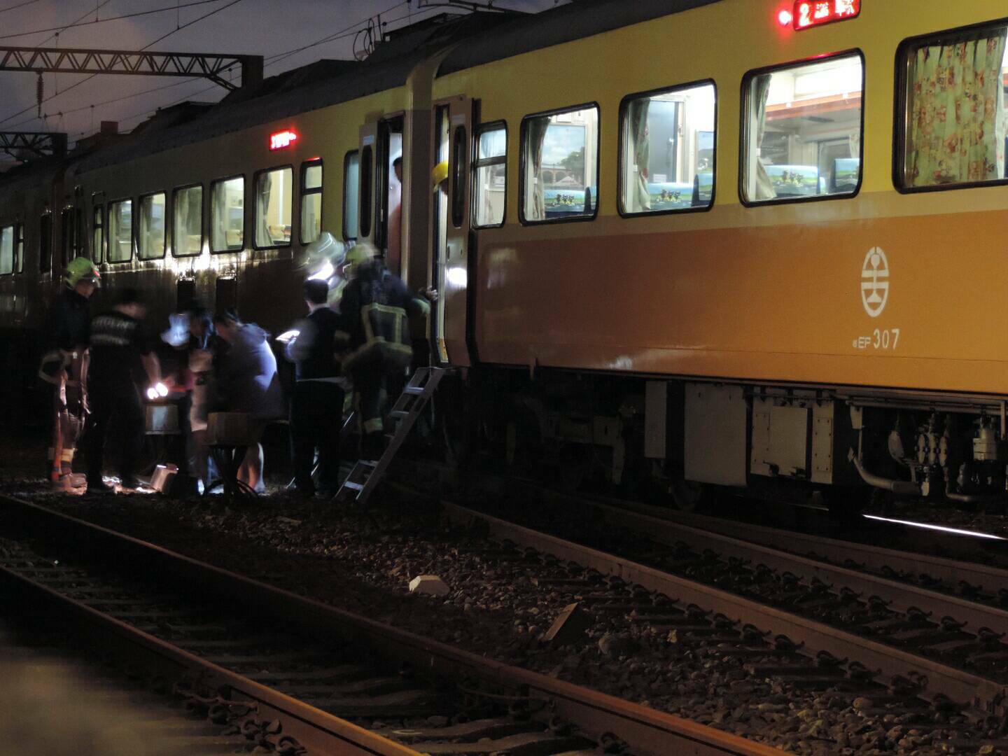 台鐵自強號樹林站脫軌 11860旅客受影響