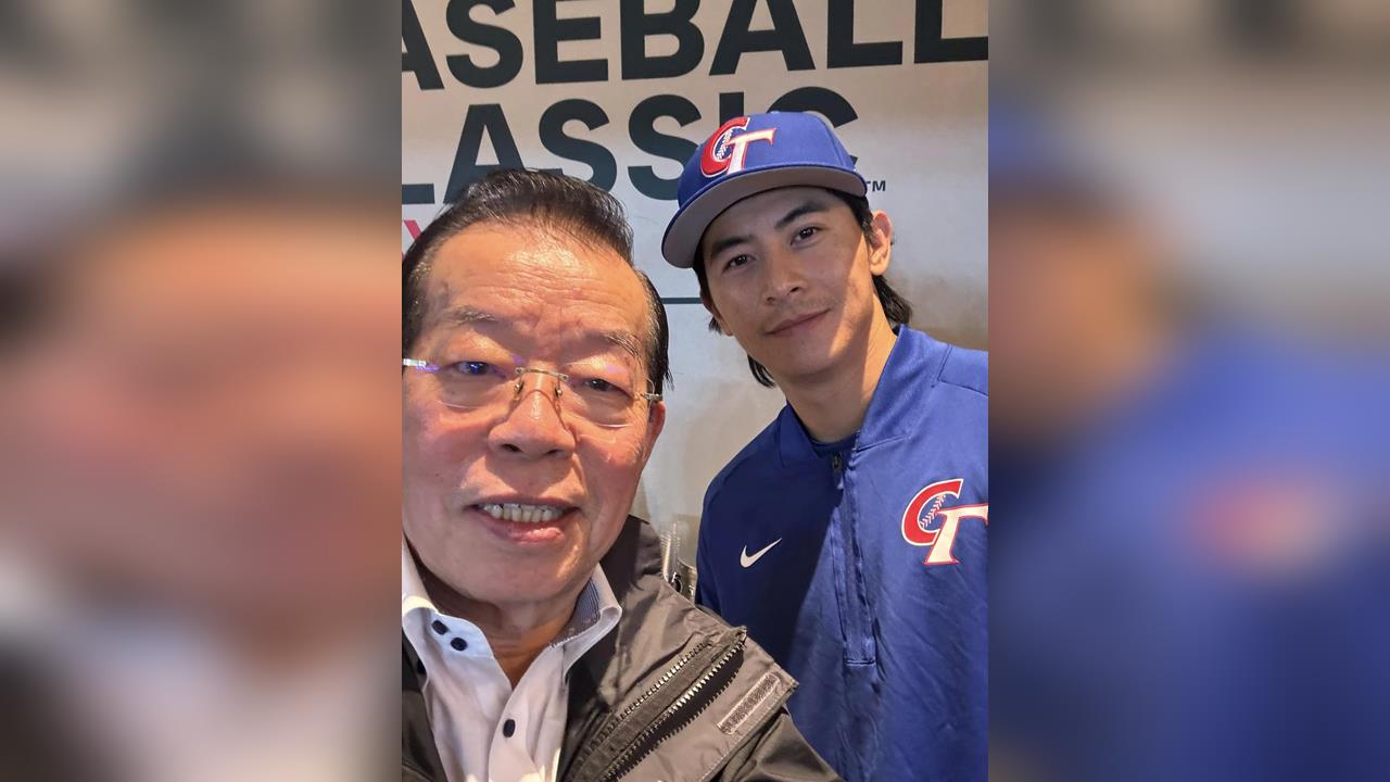 經典賽／陳傑憲太勇了！帶傷撲壘獲致勝分贏韓國隊　謝長廷秀合照大讚