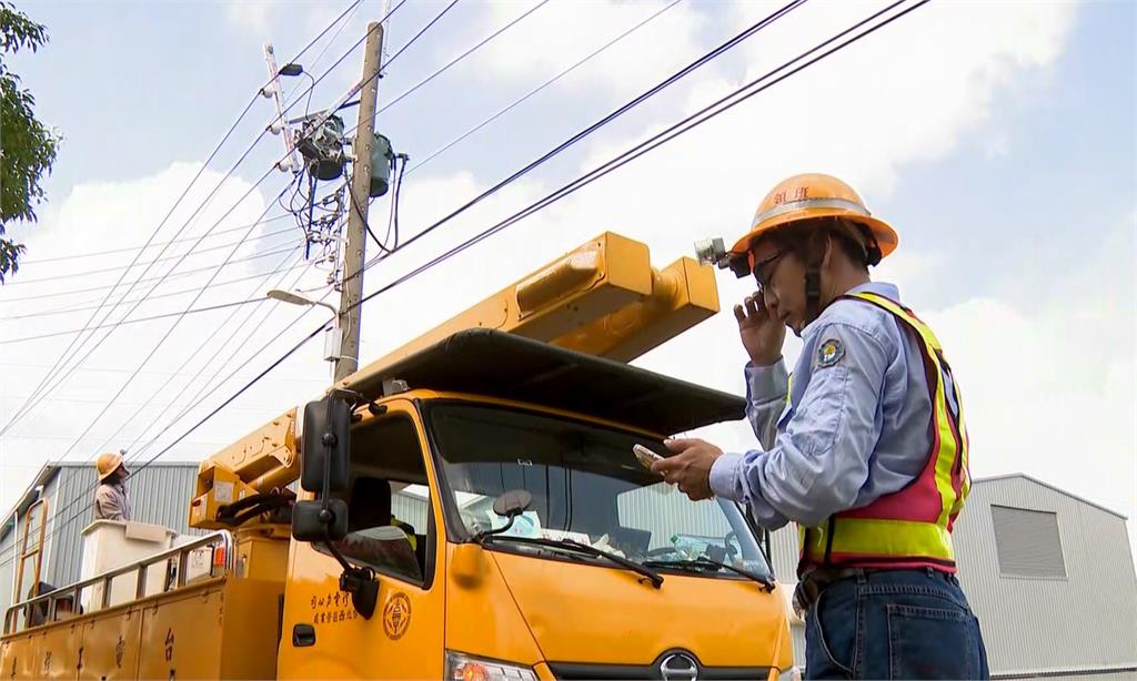 高雄人超暖心！　台電跨區支援高屏復電　居民紛送飲料、有機玉米