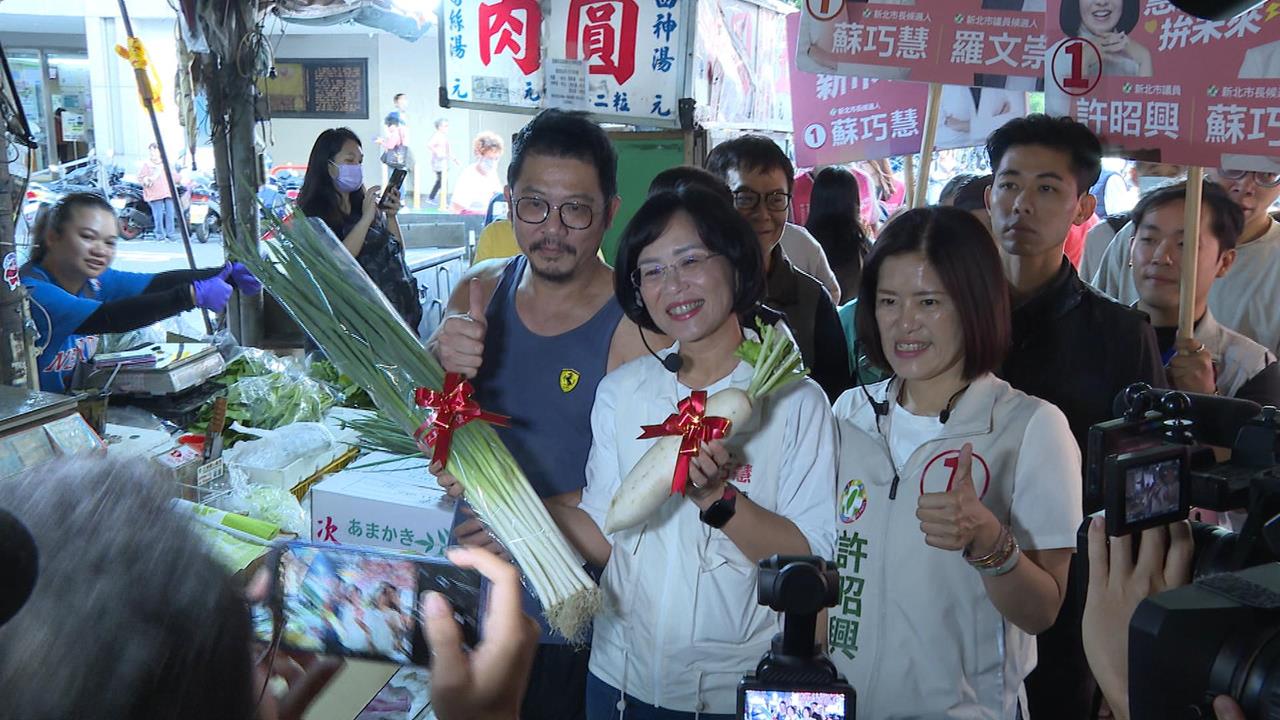 蘇巧慧永和溪州市場拜票　攤商熱情送菜頭大蒜喊當選