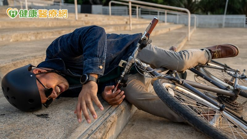 騎單車摔倒手腕隱痛三年　竟是舟月韌帶損傷引發關節炎