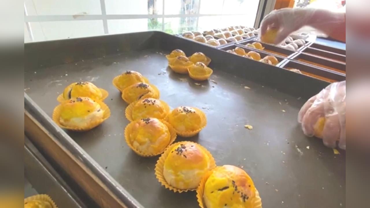 迎中秋！　知名蛋黃酥一天賣逾2千盒　披薩店蛋黃酥接台積電訂單