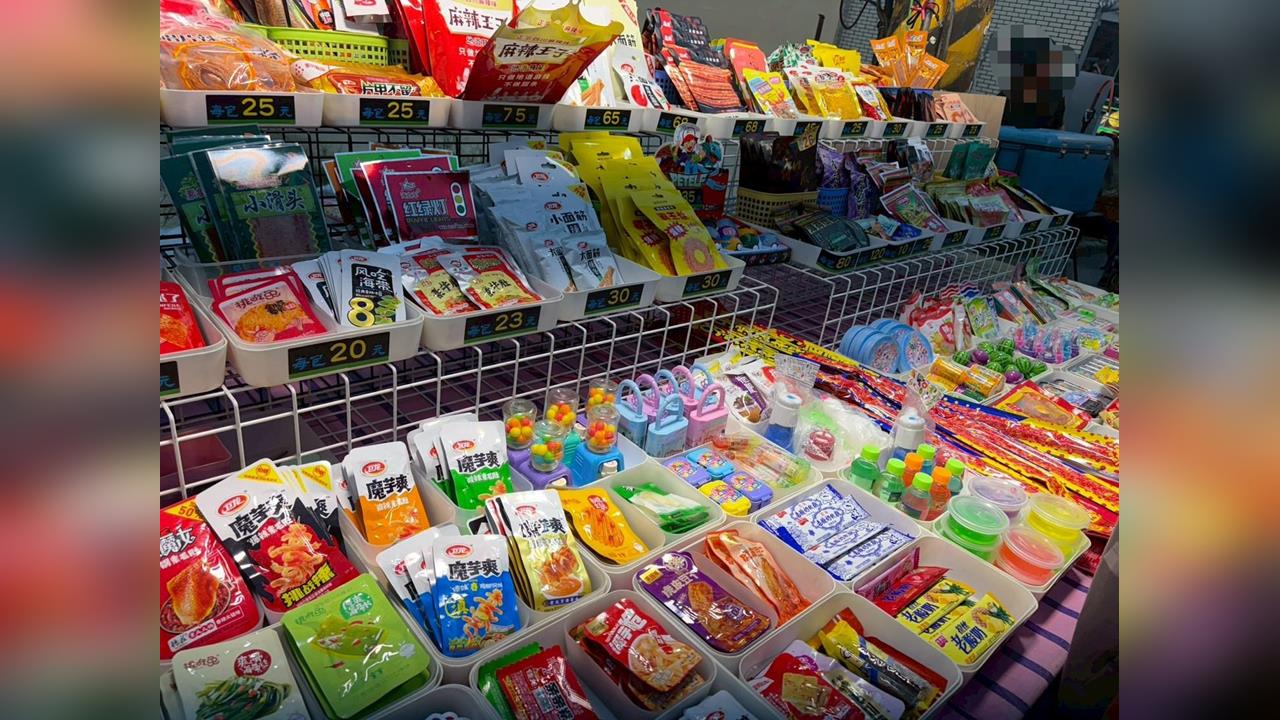 高雄翁園夜市攤商販售中國零食 40品項將銷毀.最高開罰300萬