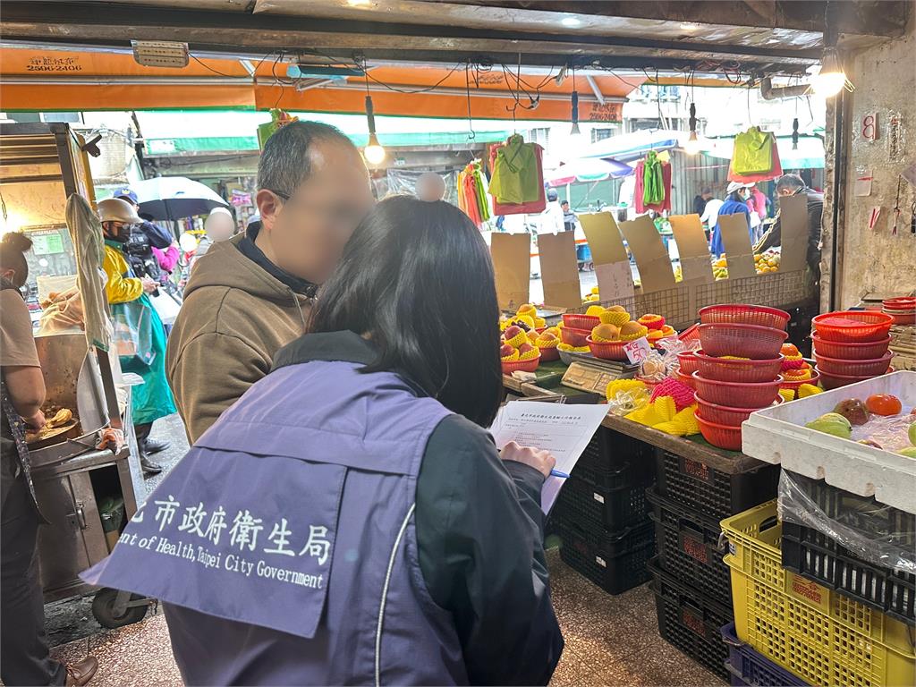 快新聞／東湖市場攤商遭質疑賣爛水果　北市府稽查「業者稱誤拿」