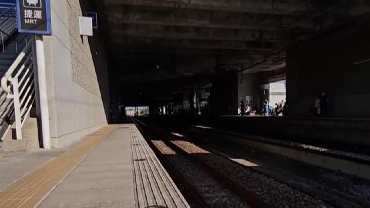 情緒失控女大鬧台鐵!靠警戒線太近「不滿被勸阻」當場跳軌誇張影片曝