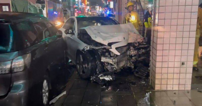 宜蘭賓士高速追撞7車　「轎車剩半截」女駕駛傷重不治