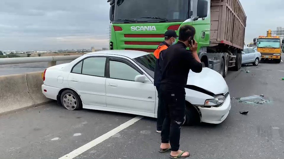 快新聞／台61線鹿港段「4車連環撞」 駕駛、乘客等3人送醫意識清楚