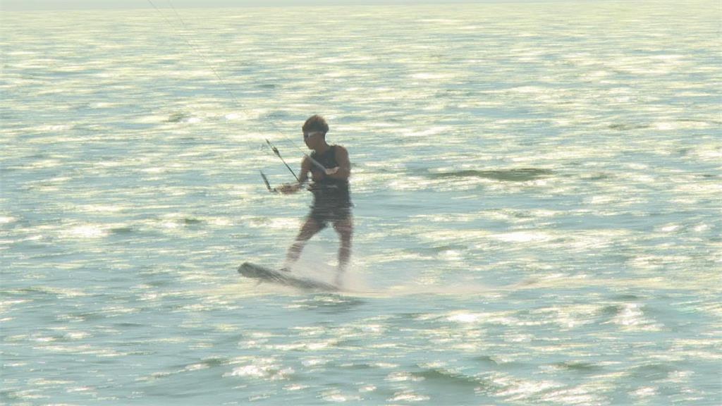 府城黃金海岸玩風箏衝浪！　救生衣裝備不可少