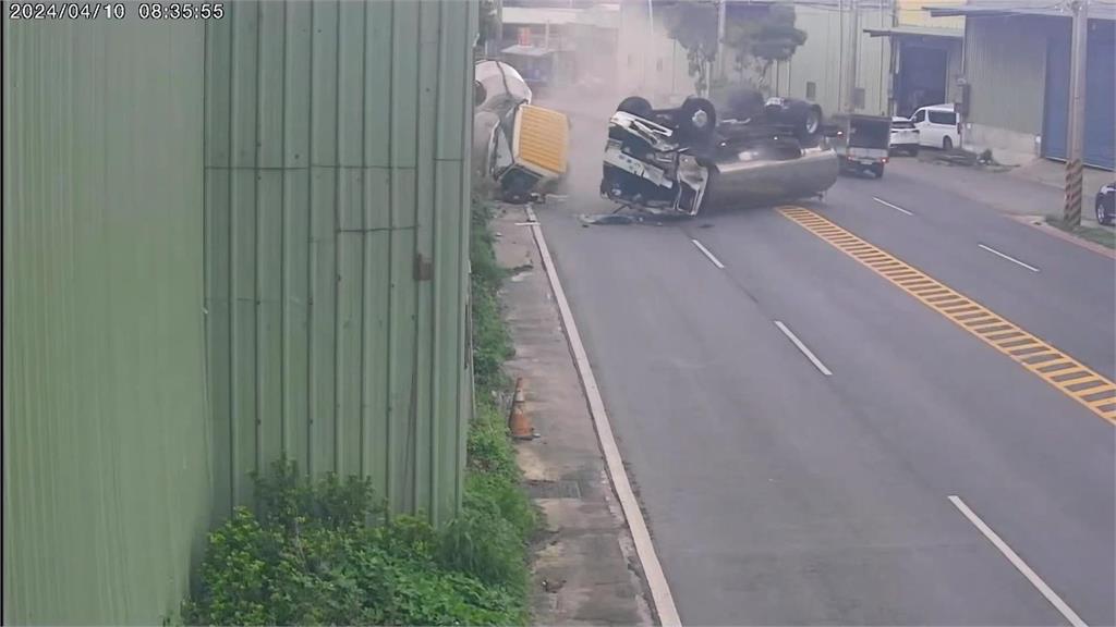 水泥預拌車與槽車碰撞　路過民眾「卡車頭與車身間」躲過一劫