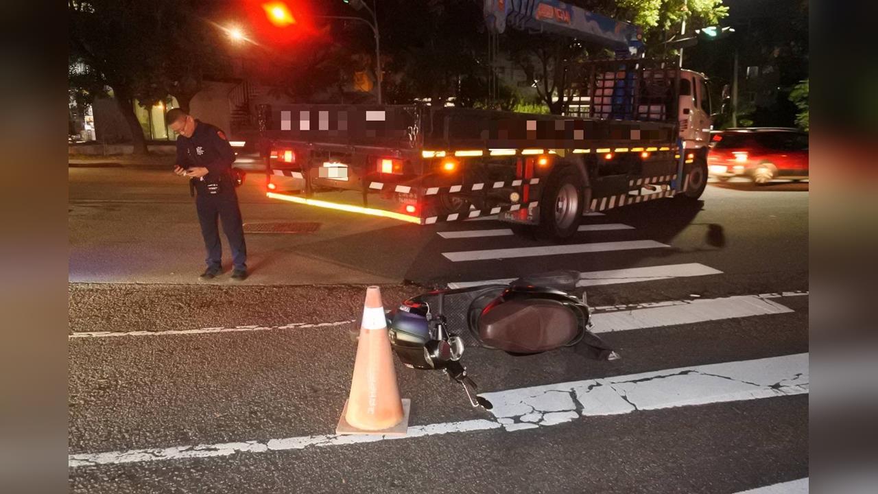 台中市跨年夜悲劇！　嬤騎車載2孫遭大貨車撞上不治身亡