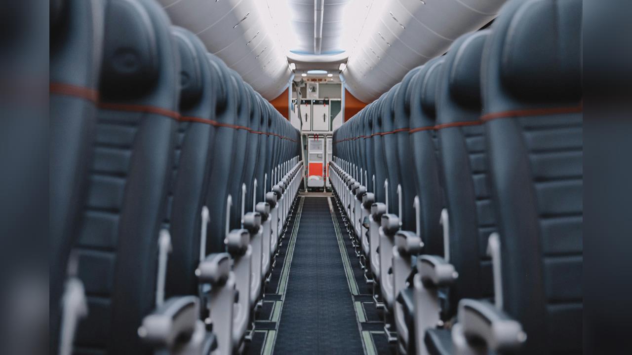 她買機票「升等商務艙」竟比經濟艙便宜！一票人撿過讚：真的​超爽