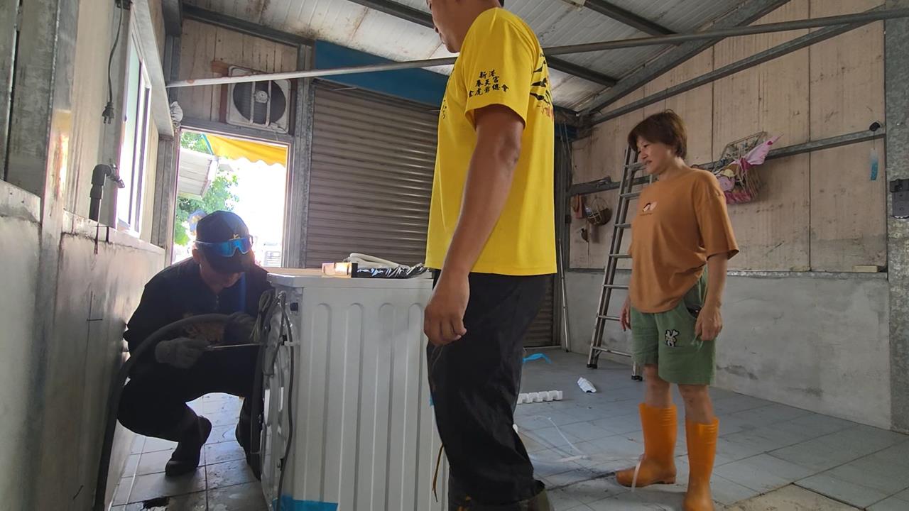 一年內遭遇地震與洪水！　婦人堅強以對：大家努力助恢復家園