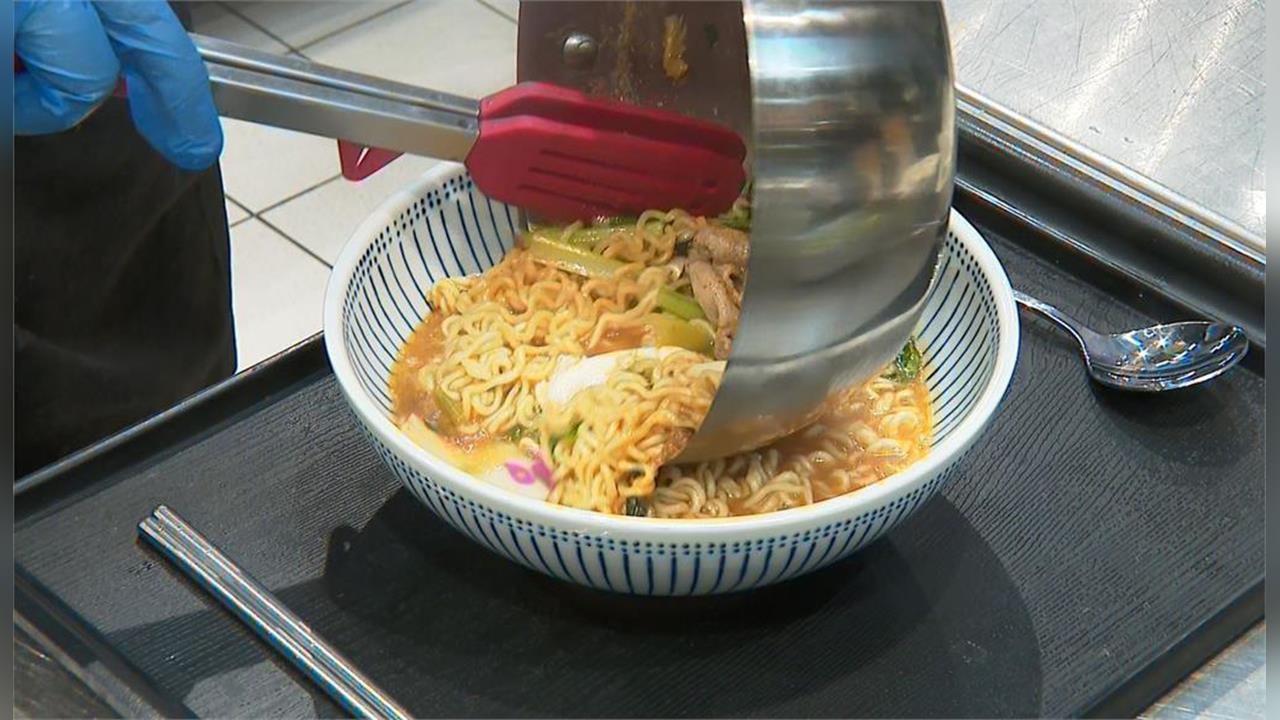 煮全家晚餐卻遭父酸「像廚餘」!他崩潰喊:永遠都被潑冷水...