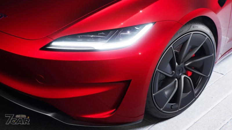 Tesla Matrix 頭燈傳再升級　有望改善反光路牌刺眼問題