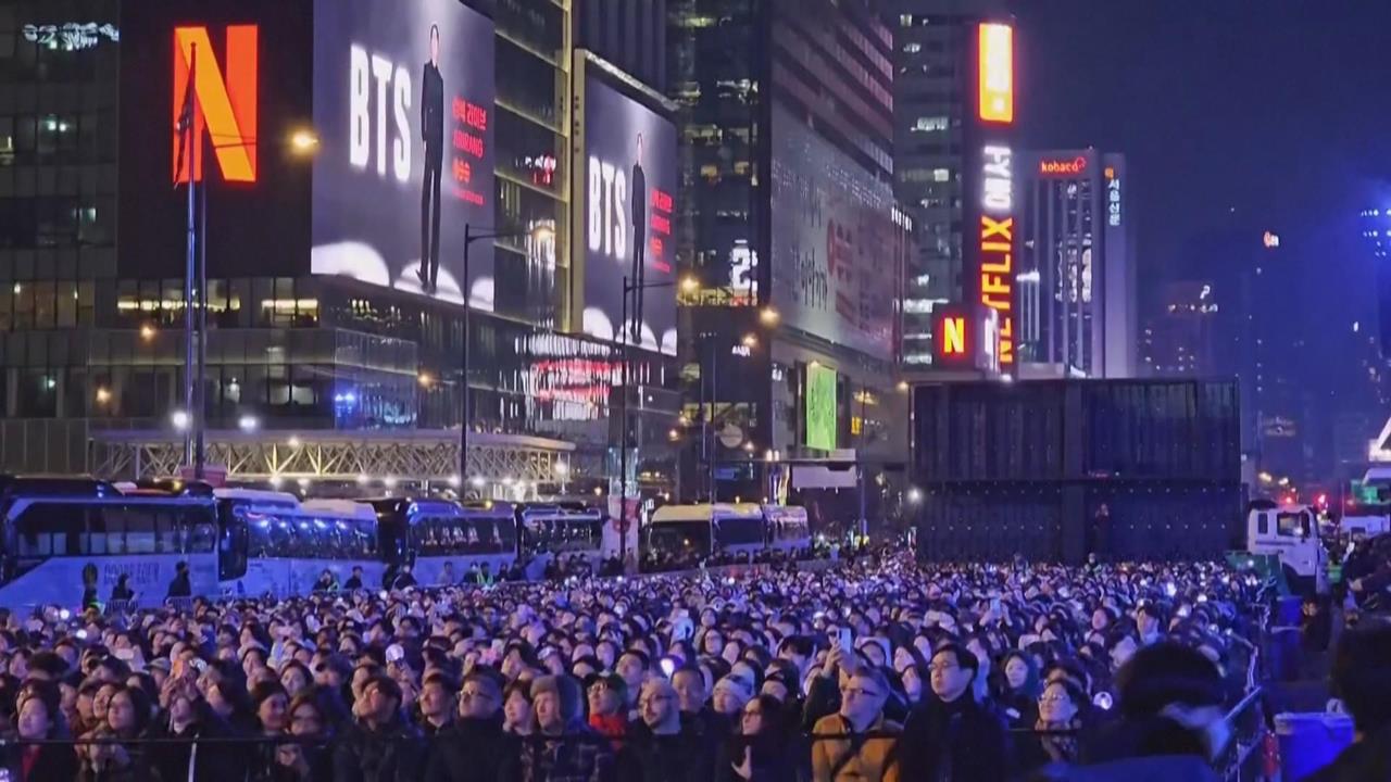 估26萬人塞爆實到4萬？　BTS光化門開唱　隊長RM彩排扭傷仍出場表演