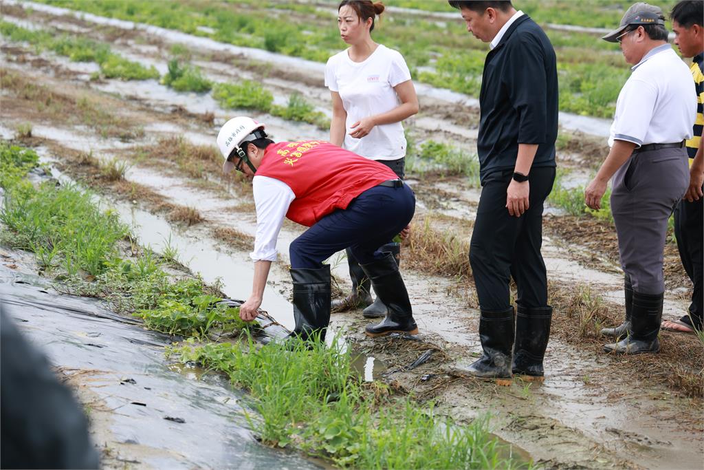 快新聞/再衝第一線!陳其邁赴岡山、梓官勘災 指示加速辦理農損救助