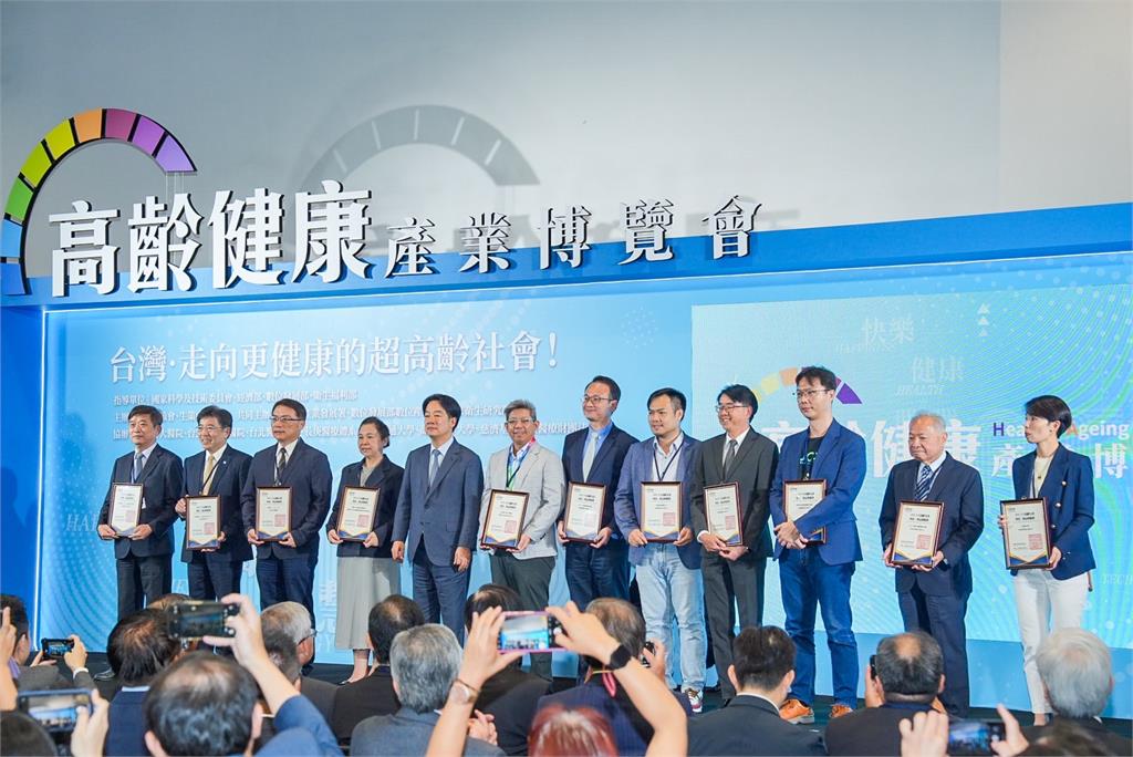 中保科布局AI智慧照護健康市場有成　獲總統頒發十大高齡友善科技獎