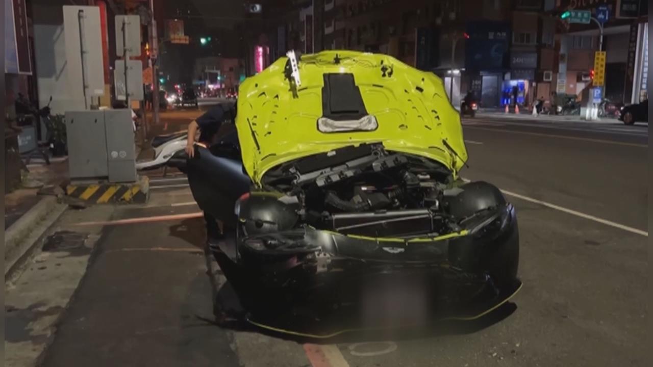 雙門千萬超跑撞車駕駛涉肇逃　引擎蓋掀起盲開