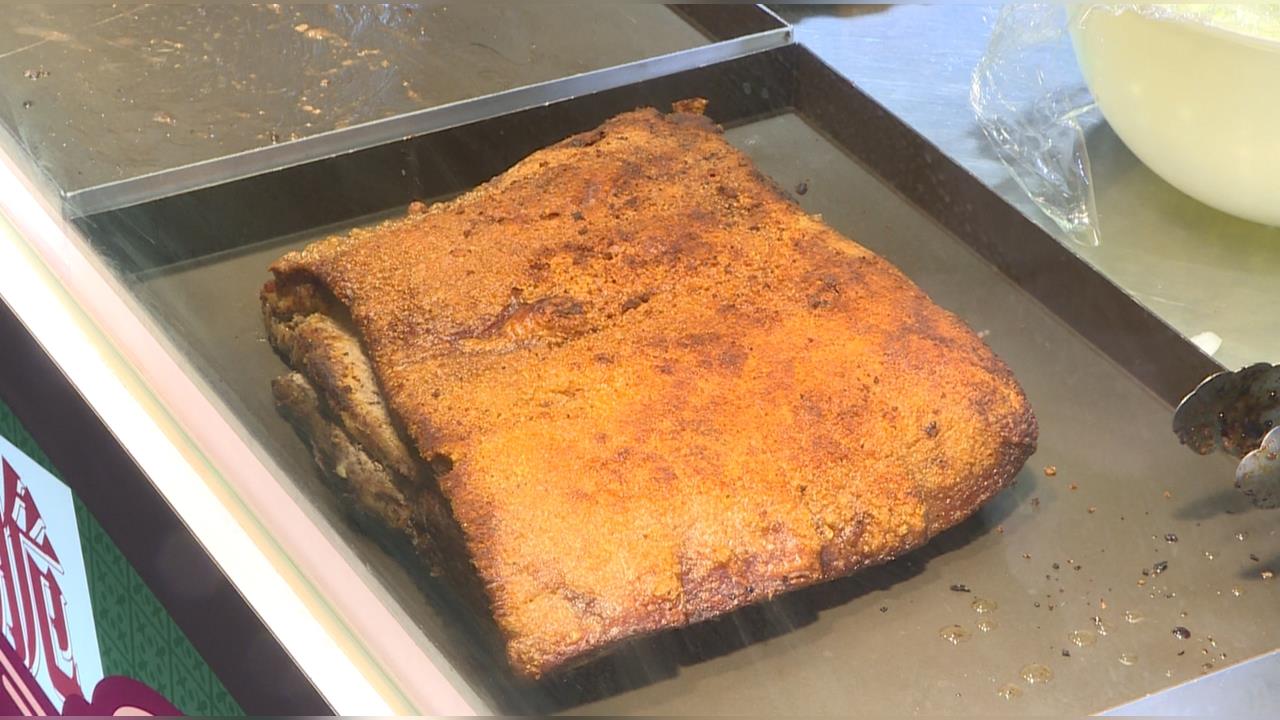夜市港式脆皮燒肉買氣旺　老闆上網學廚藝開啟第二人生
