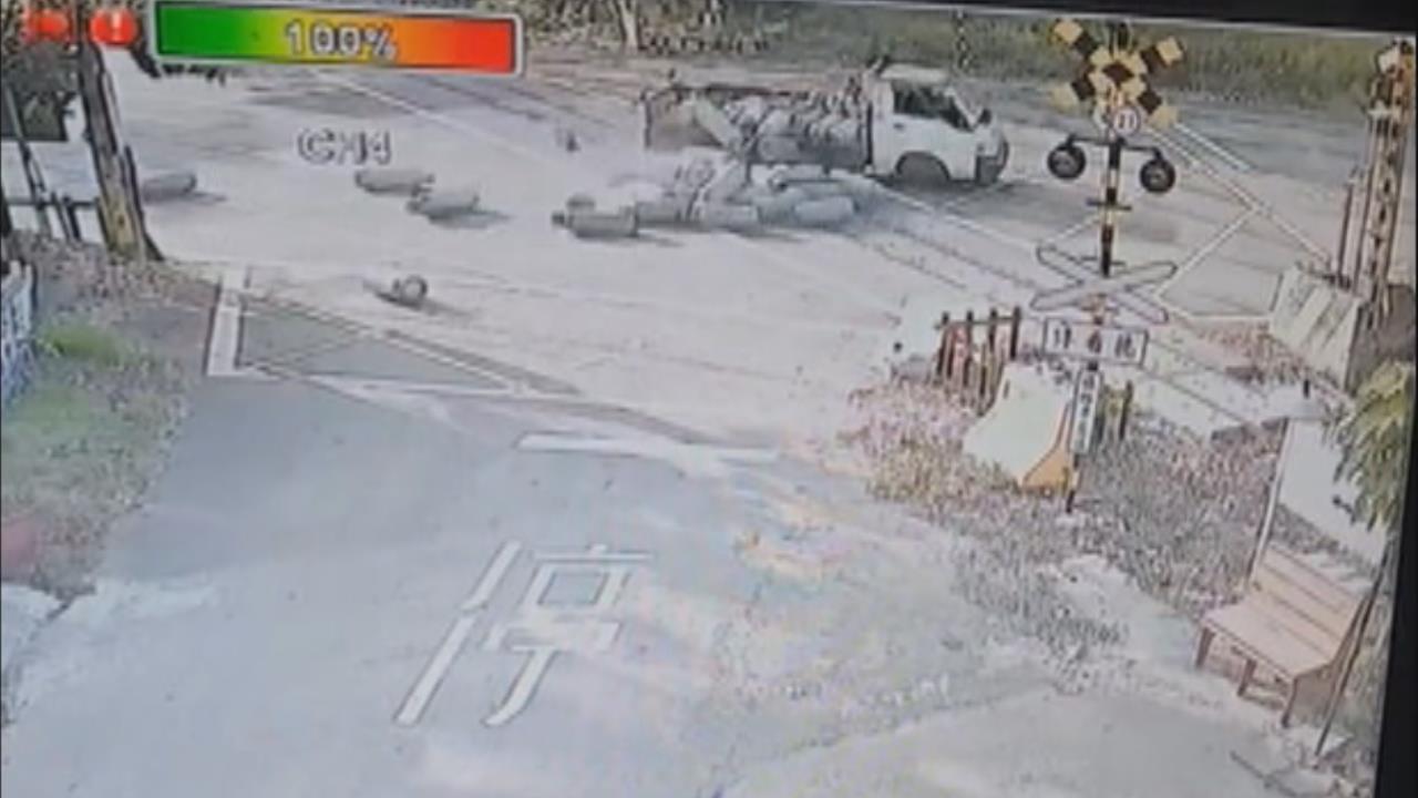 驚險！瓦斯桶甩落滾到平交道　貨車疑車斗護欄沒關