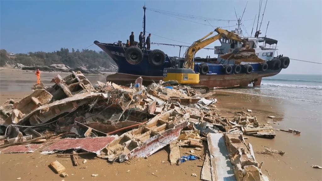 金門首例！巨型垃圾海漂半年 中漁船登陸移除