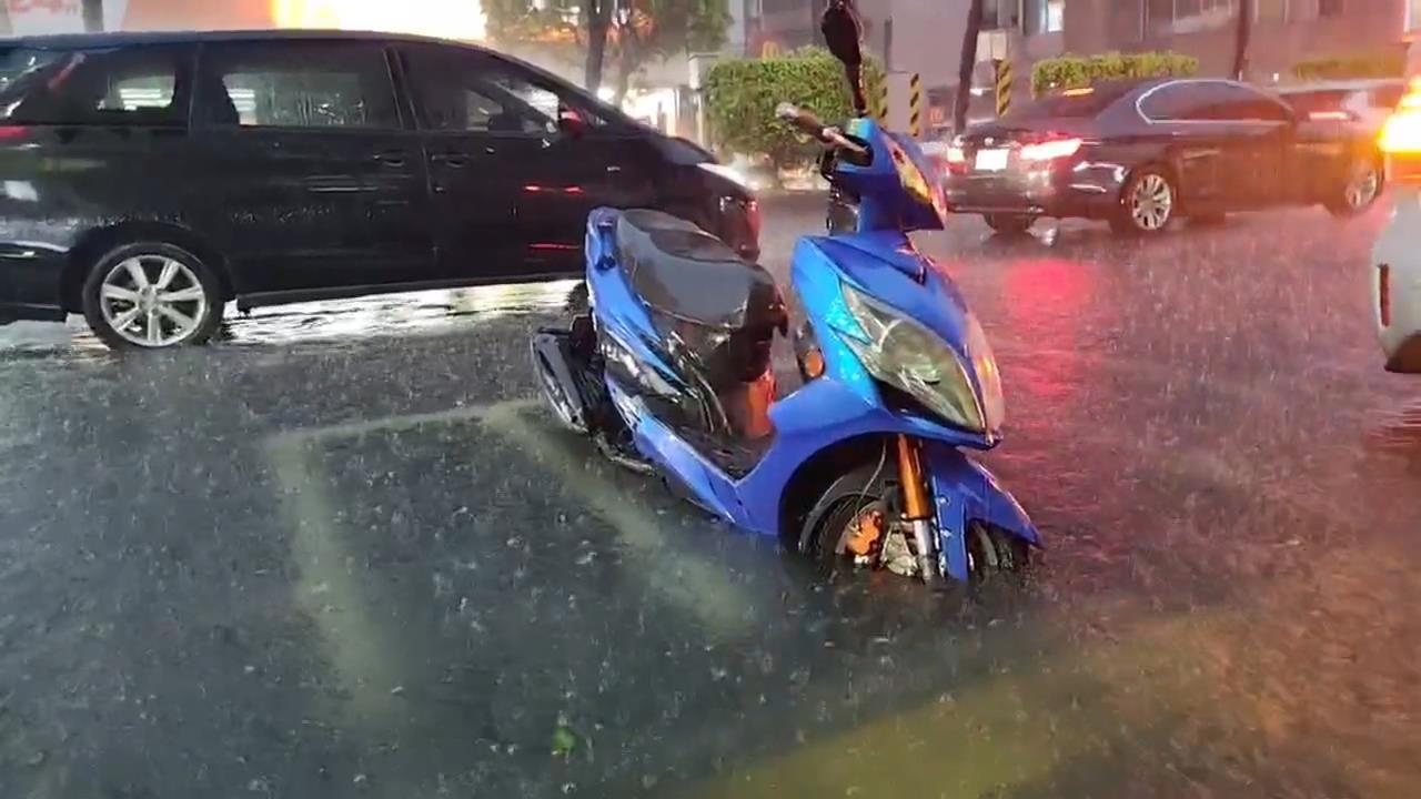 快新聞／快回家！15縣市大雨特報　大雷雨狂轟3地