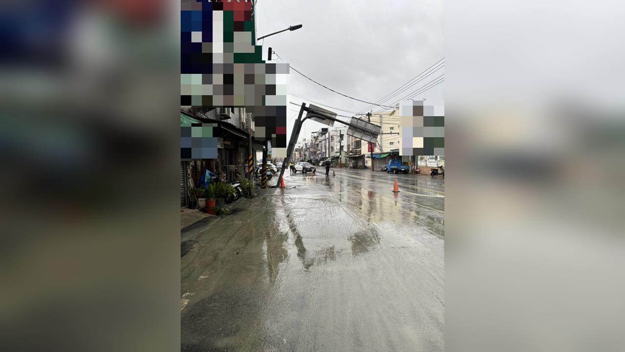 快新聞／豪雨釀禍？台南路面突塌陷　水管破裂、路標桿傾斜畫面曝光
