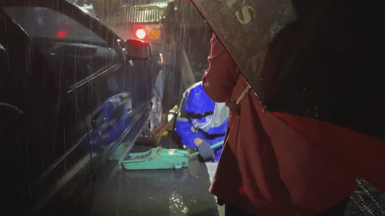 高雄大雨狂下2週！　大寮現「2米深天坑」　汽車閃不過陷入爆胎