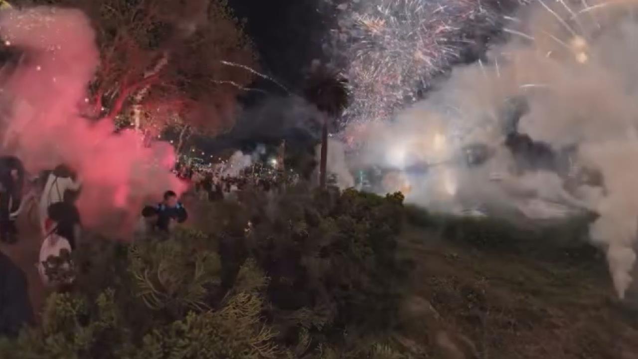 左營蓮池潭宮廟焰火失控「炸向人群」　驚悚瞬間曝光