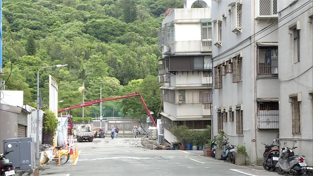 一生心血變這樣...大直民宅倒塌　阿嬤邊收拾家當邊掉淚