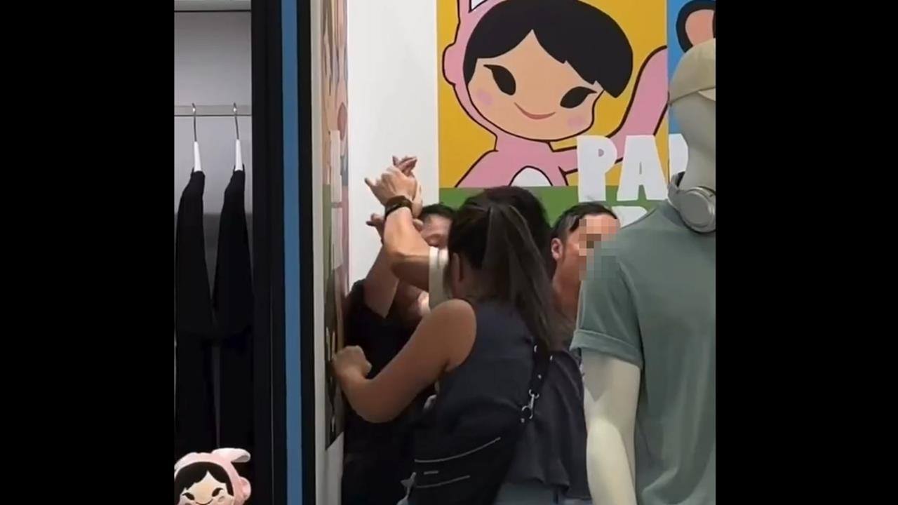 逛百貨逛到警察來！　夫妻槓上「顧店男」手機遭拍落爆推擠