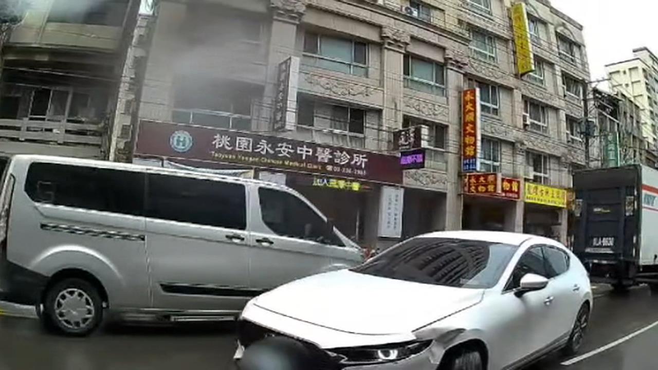 自投羅網!汽車逆向撞警車 「身體顫抖」一驗竟是毒駕