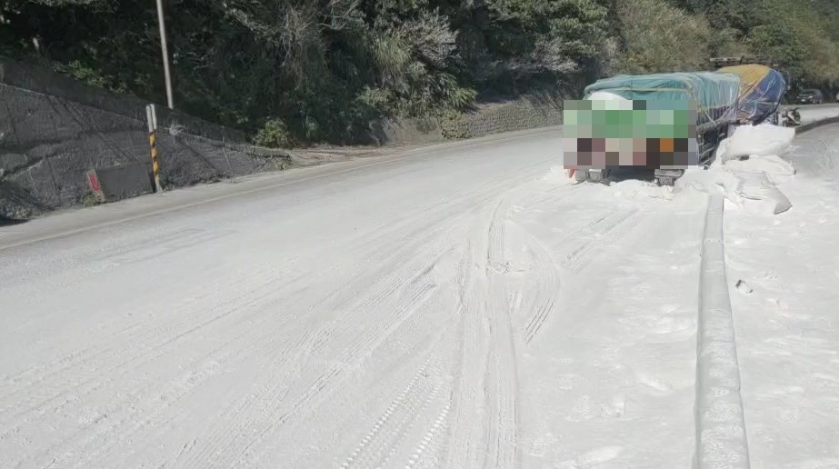 快新聞／貢寮台2線下雪了？　「曳引車卡雪白路面」真相曝光