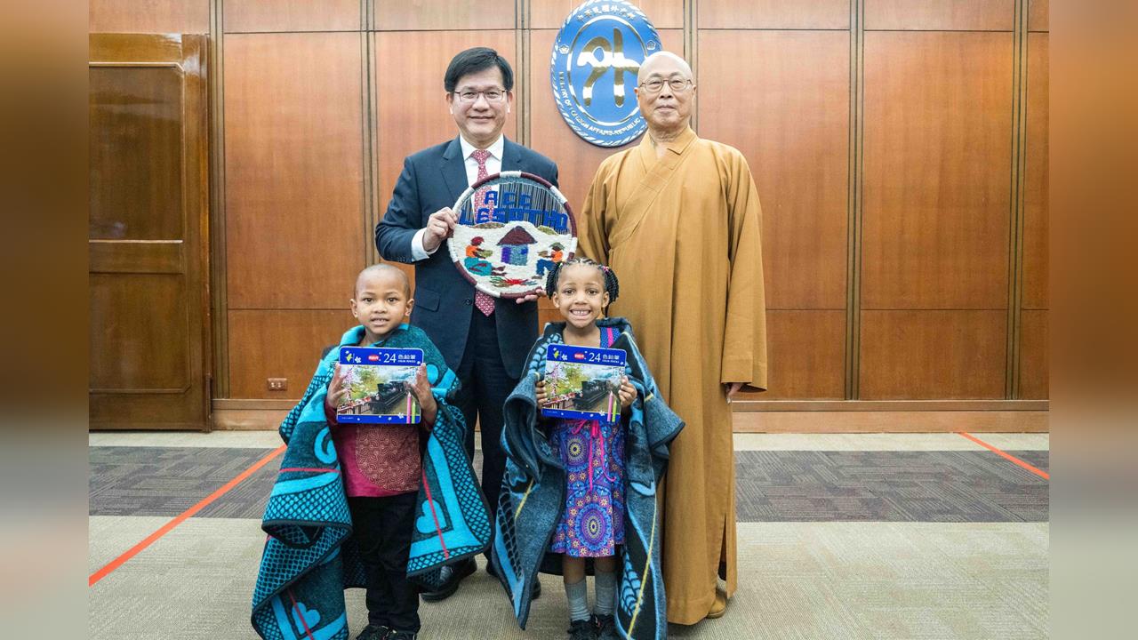 快新聞/高唱〈愛拚才會贏〉!24名賴索托院童來台巡演 林佳龍暖贈彩色鉛筆