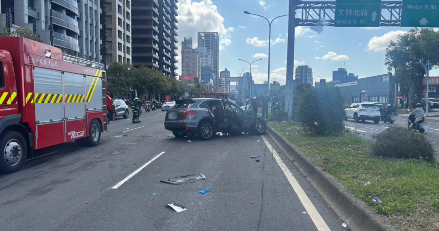 超車未保持距離！男車尾撞後車害他擦撞分隔島飛起　小腿開放性骨折急送醫