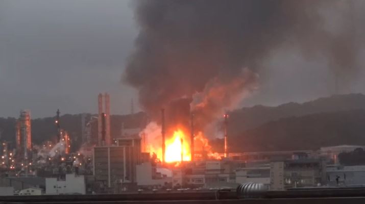 中油桃園煉油廠傳爆炸巨響 火勢猛烈竄天際