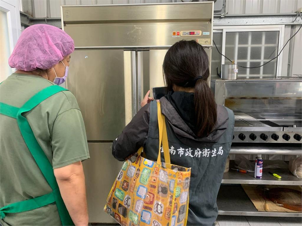 男子夜市吃攤販烤蚵與炒螃蟹  回家上吐下瀉