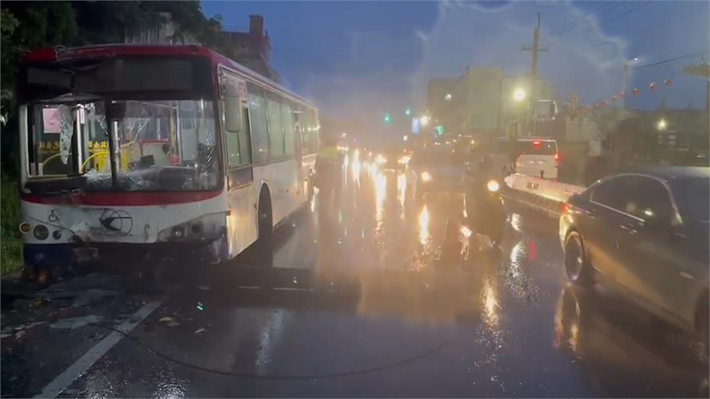 天雨路滑!公車急煞撞電桿 7旬婦人牙齒撞斷緊急送醫