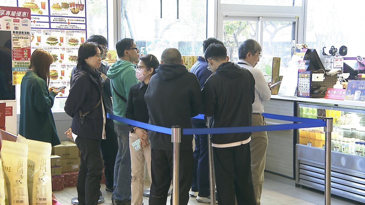 免費最香！速食店慶生送漢堡　民眾一早卡位人潮像貪食蛇