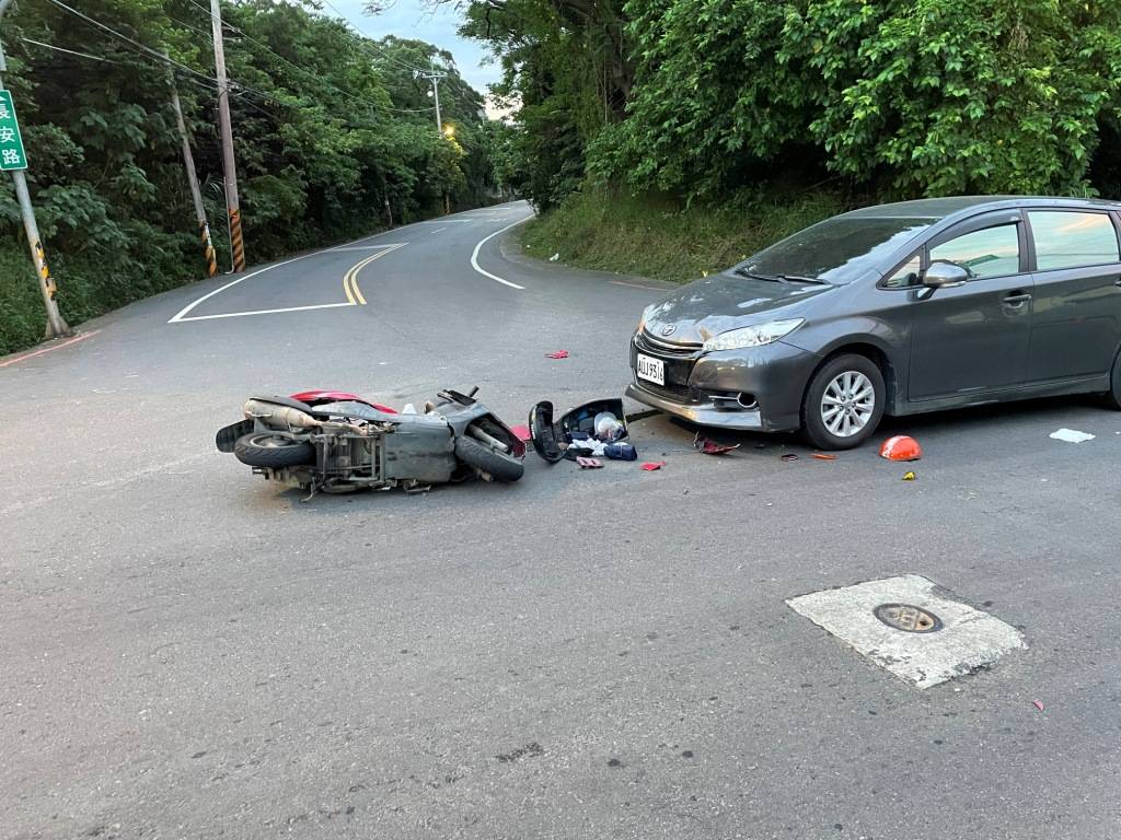 騎士煞不住直直撞　警車路過秒處理