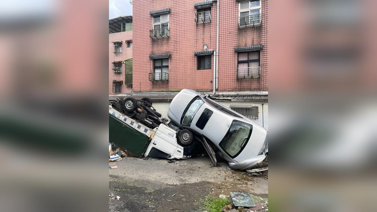 快新聞／連撞三車衝入民宅！基隆小客車側翻　疊貨車前輪