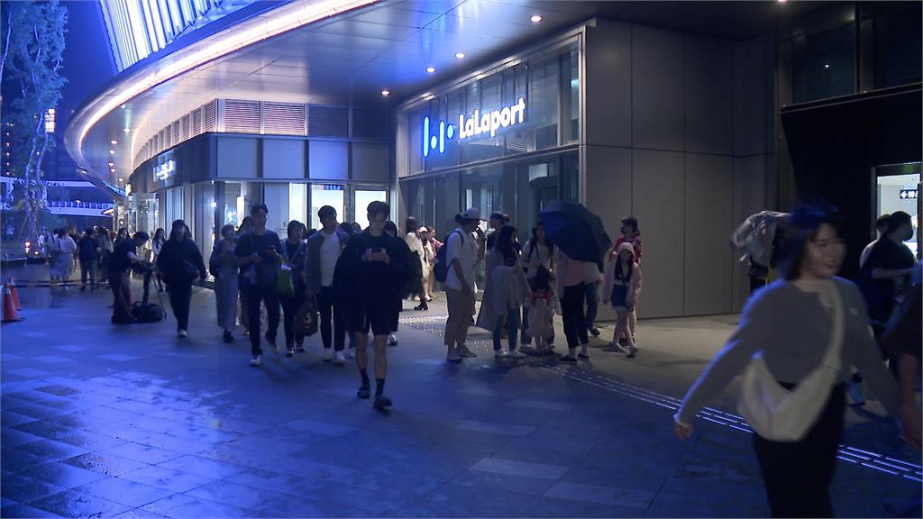 南港LaLaport又停電！美食街陷黑暗　民眾：第一次來就停電
