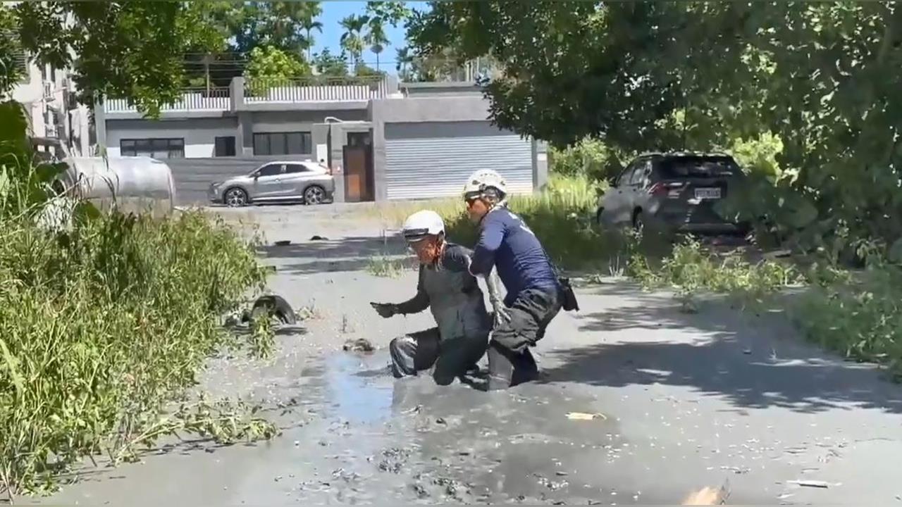 快新聞／花蓮災區泥濘嚴重！遇民眾跌趴泥流受困　高市特搜隊路過協助脫困