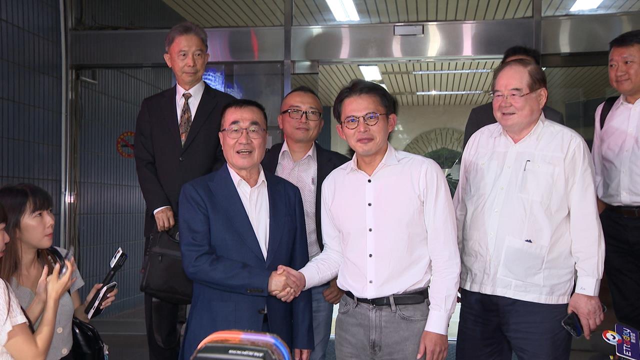 新北藍白合談妥了？　李四川、黃國昌首度同框受訪.遭民眾怒嗆