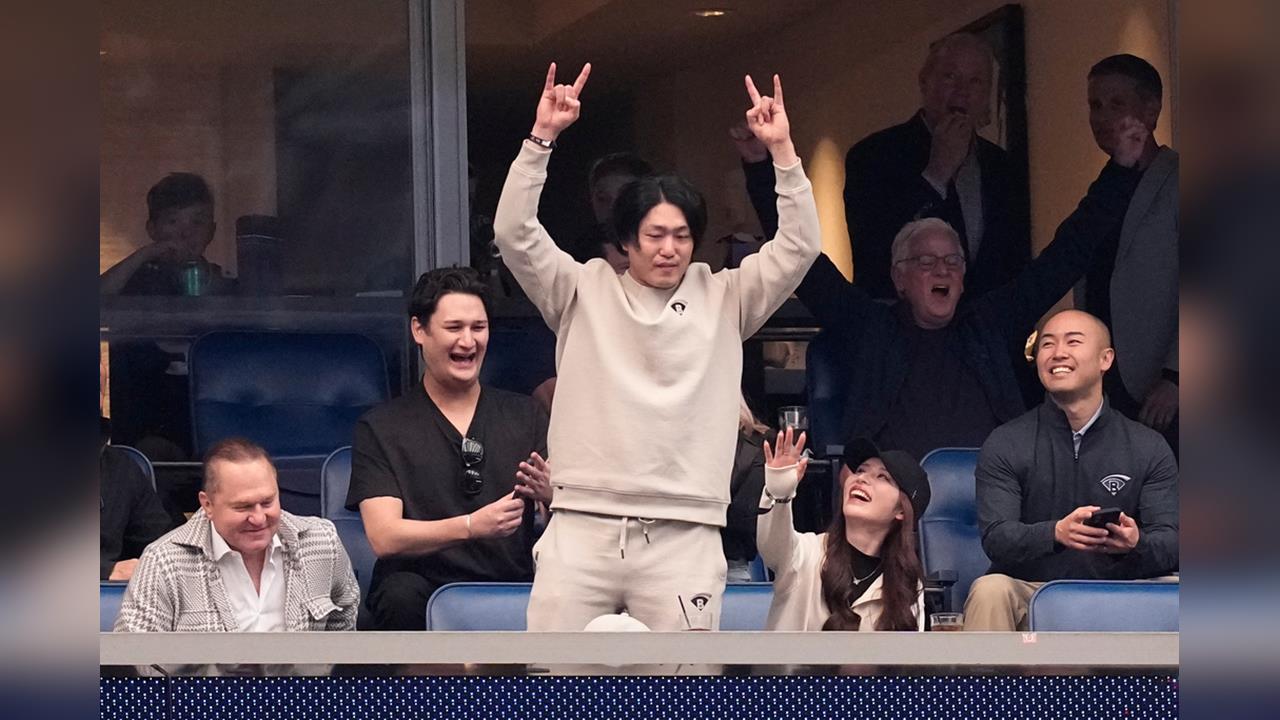 MLB(影)／今井達也還沒投球先圈粉！在NFL球場用「霸氣手勢」點燃休士頓熱情