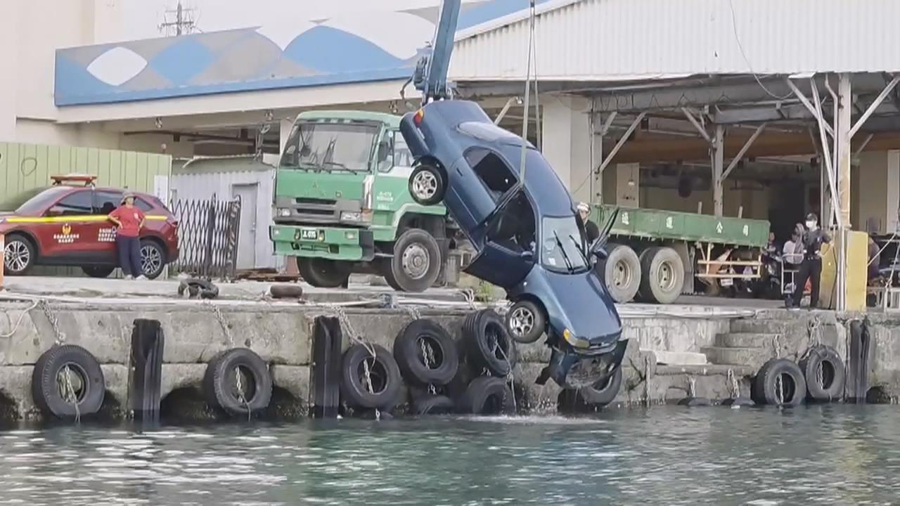 疑不熟路況！轎車枋寮漁港摔落海　駕駛送醫不治
