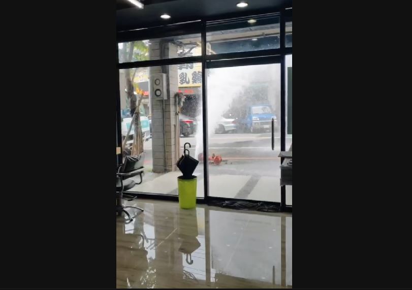 快新聞／醫院交通車撞斷消防栓 店家遭大量「湧泉」強襲 水柱噴灑場面超混亂