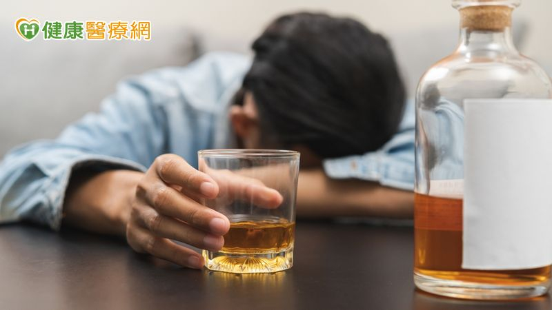 酒癮也是一種疾病　專家籲：應同慢性疾病持續治療以獲療效