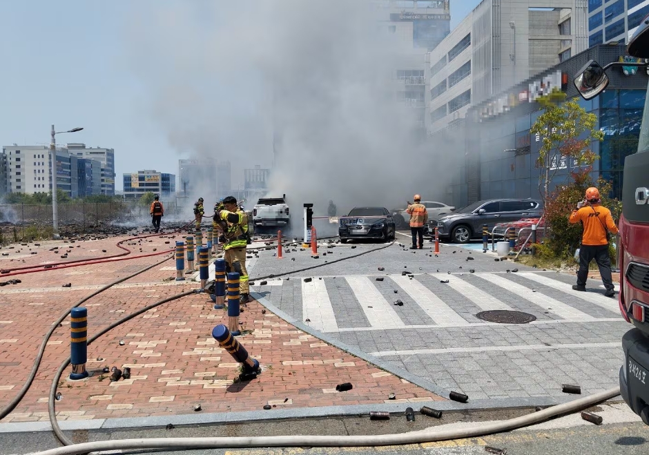 快新聞／南韓釜山超市嚴重爆炸！數百罐瓦斯遭點燃　至少10輛車遭燒毀